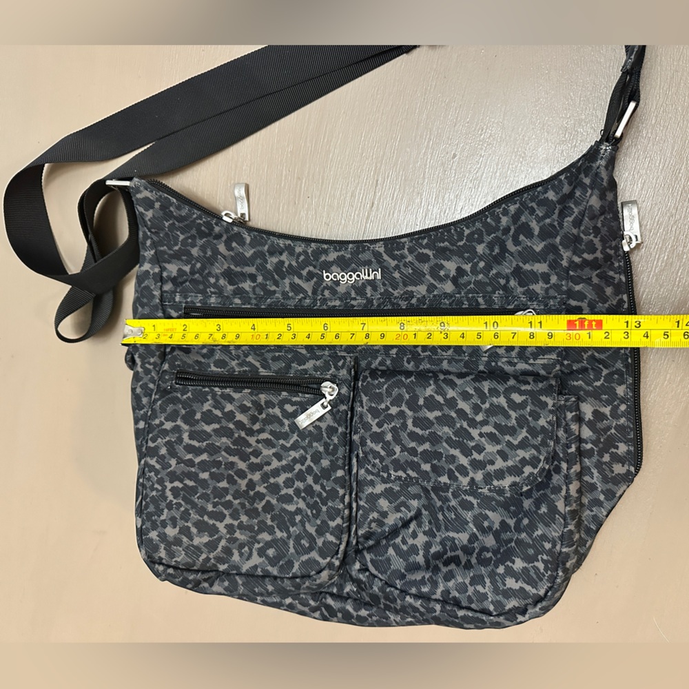 Baggallini Everywhere Bagg Crossbody Bag Grey Cheetah Leopard Print Travel Purse - Picture 6 of 14